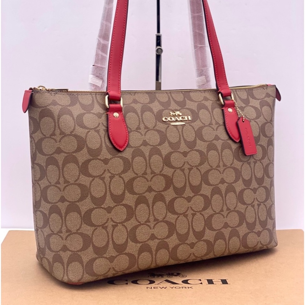 Coach Gallery Tote In
Signature Canvas
$178 $378 - Picture 4 of 14